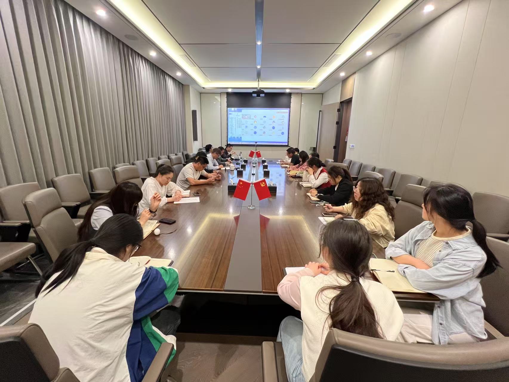裕项建设召开二季度工作会议